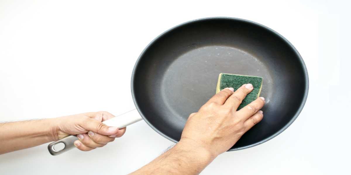 Cách làm sạch bên ngoài chảo chống dính một cách dễ dàng