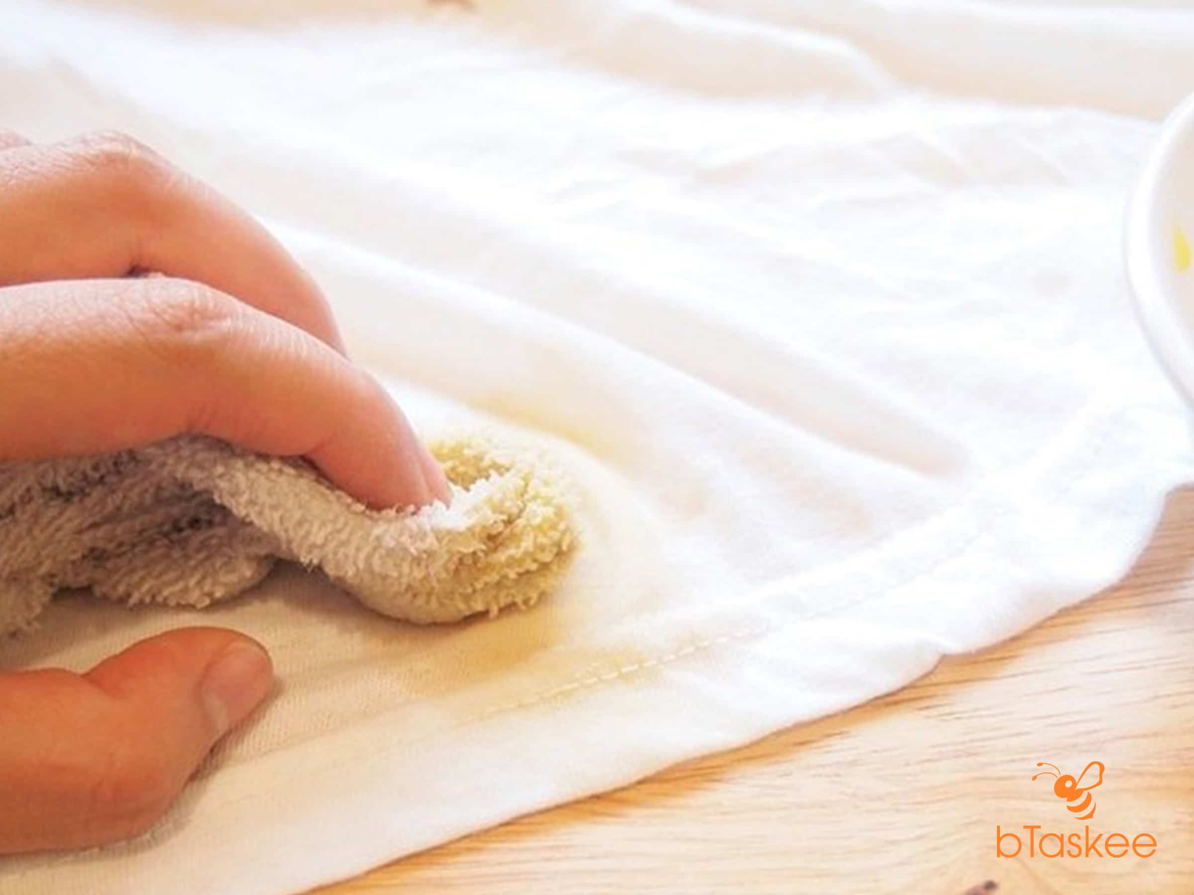 Các cách tẩy áo trắng bị ố vàng đơn giản mà lại hiệu quả